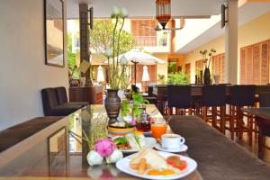 - une table avec des assiettes de nourriture dans un restaurant dans l'établissement House Boutique Eco Hotel, à Phnom Penh