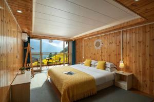 a bedroom with a large bed and a balcony at happy live hotel in Heping +109 photos