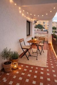 a patio with a table and chairs on a balcony at CASA DEL MAR-Costa Daurada in Cunit