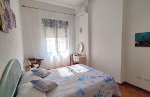 a bedroom with a bed and a window at Maisonette Asfodelo in Palau