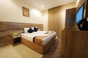 a hotel room with a bed in a room at فندق النخبة الماسي - Diamond Elite Hotel in Medina +28 photos