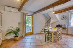 a kitchen and dining room with a table and chairs at L'Instant Cabanon, 349 chemin des Maridats in Bédoin