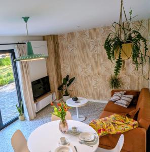 a living room with a couch and a table at Aska Logies vakantiewoning in As
