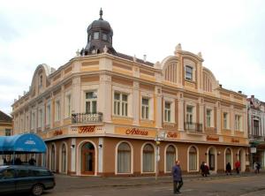 duży budynek na rogu ulicy w obiekcie Hotel Astoria w mieście Satu Mare