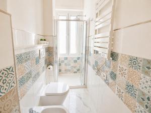 a bathroom with a toilet and a window at Vertigini Suites, Il Rifugio dell Amore per SOLE COPPIE , A 50m dalla Stazione e dalla Via dell Amore con Vista Mare e Intimità Appagante in Riomaggiore +34 photos