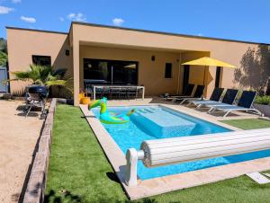 a swimming pool in a yard with a house at Maison des libellules de dugradus in Aubenas