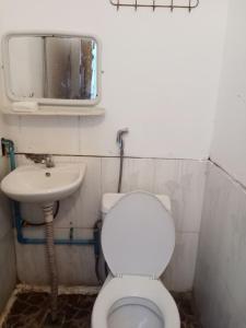 a bathroom with a white toilet and a sink at Anna Koh Rong in Kaôh Rŭng (3)
