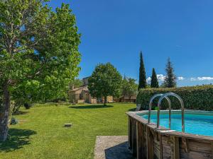 a swimming pool in a yard with a house at L'Instant Cabanon, 349 chemin des Maridats in Bédoin