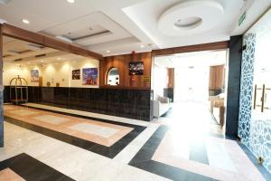a lobby with a waiting area with a lobby at فندق اللؤلؤة البلاتيني - Platinum Pearl Hotel in Medina