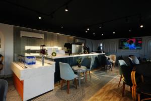 a restaurant with a bar with chairs and a counter at فندق اللؤلؤة البلاتيني - Platinum Pearl Hotel in Medina