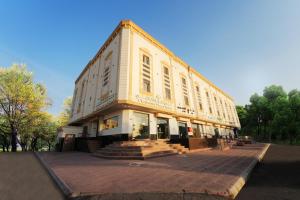 a large white building with stairs in front of it at فندق اللؤلؤة البلاتيني - Platinum Pearl Hotel in Medina