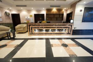 a lobby with a fireplace in the middle of a room at شقق اللؤلؤة الذهبي - Golden Pearl Apartments in Sīdī Ḩamzah