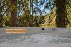 a bath tub with snow in front of trees at Cacele - La croisette 5 appartementen en 6 tweepersoonskamers met jacuzzi in Vresse-sur-Semois