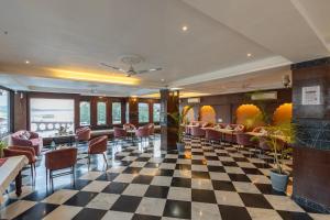 ウダイプールにあるHide-In Udaipur - A Lake View Boutique hotelの市松模様の床のホテルのロビー