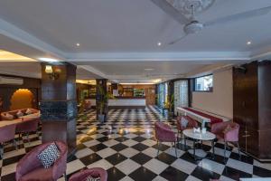 ウダイプールにあるHide-In Udaipur - A Lake View Boutique hotelの市松模様の床のホテルのロビー