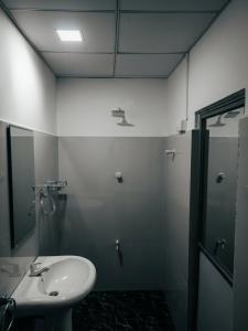 a bathroom with a sink and a shower at kuma holiday resort in Meda-Ela