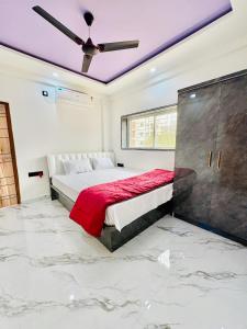 a bedroom with a bed and a ceiling at Hotel Siyaram Inn in Trimbak