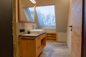 a bathroom with a sink and a window at Elsers Nummer12 in Weilheim an der Teck +16 photos