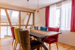 a dining room with a wooden table and chairs at Elsers Nummer12 in Weilheim an der Teck