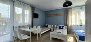 a small room with a bed and a table and chairs at Pokoje Syrenka by TriApart in Stegna