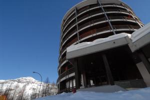 budynek w śniegu z górą w tle w obiekcie La Coquille Apartment w mieście Breuil-Cervinia