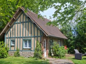 a small house with a brown roof at La Ferme aux Canards in Sassetot-le-Mauconduit