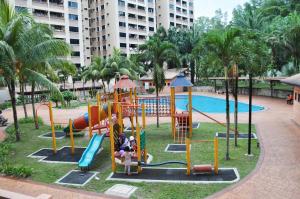 un parco giochi in un resort con piscina di Putra Villa Short Stay Apartment KL a Kuala Lumpur
