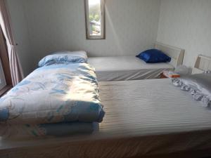 two twin beds in a room with at ミエル富士 in Oishi