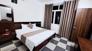 a hotel room with a bed and a mirror at Tigon Villa in Mỹ Ðuc