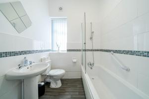 a bathroom with a sink and a toilet and a bath tub at 3 Bedroom House in Rishton by Eason Stays, Great Location Near Shops & Transport in Rishton +60 photos