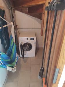 a washer and dryer in a small room at Haus Jörgbauerngut in Spielberg