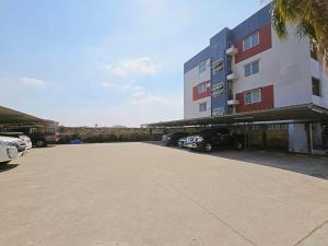 a large parking lot in front of a building at H-Hub BBT in Ban Khlong Yuan