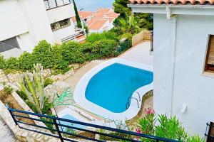 an overhead view of a swimming pool next to a house at Urmi 8 Vista Mar in Peniscola