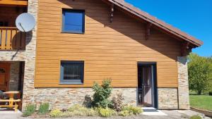 a wooden house with a window and a porch at STUDIO indépendant dans un chalet traditionnel in Ban-sur-Meurthe-Clefcy