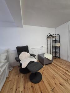 a room with two chairs and a bed at Fachwerkstube in Witzenhausen