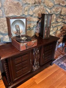 a wooden table with a clock on top of it at Lar do Pilís in Ourense