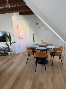 a dining room with a table and chairs at Skudehandelen. in Lønstrup