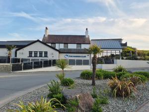a building on the side of a street at P1 The Warren Abersoch in Llanbedrog