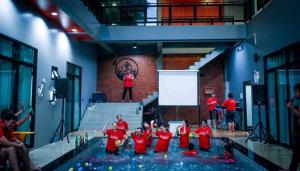 a group of people in the water in a swimming pool at บ้านบรรยากาศ พูลวิลล่าชะอำ in Ban Bo Prakhon +38 photos