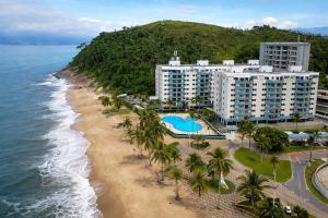 an aerial view of a resort on the beach at Apto pe na areia 3 dorm ar cond in Caraguatatuba