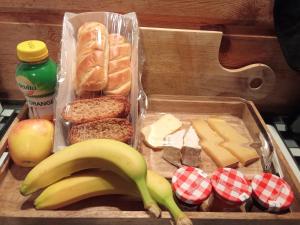 a lunch box with a banana and bread and cheese at studio in Puessans