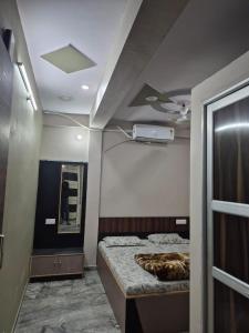 a bedroom with a bed in a room at Morpankh guest house in Rīngas +1 photo