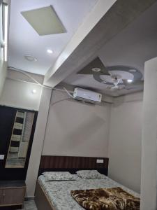 a bedroom with a ceiling fan and a bed at Morpankh guest house in Rīngas