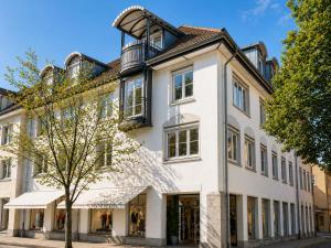 an apartment building with a balcony on top of it at C8 Loft - direkt in der Altstadt inkl Parkplatz in Überlingen