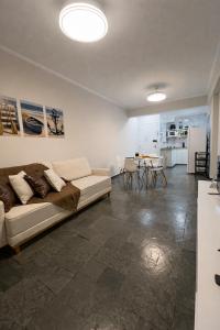 a living room with a couch and a table at Apto pe na areia 3 dorm ar cond in Caraguatatuba
