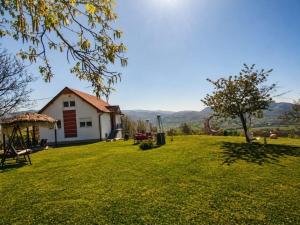 a yard with a small house and a tree at Dušanovac Panorama House - veliko dvoriste, 2 rostilja, pogled na Rasku in Raška
