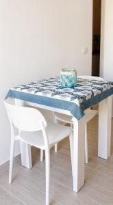a white table with a bowl on top of it at Sosta al 101 - Alloggio turistico in Grammichele