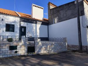 a white building with a gate on the side of it at Toca da Raposa in Estremoz