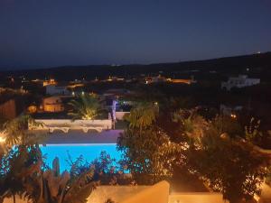 a view of a swimming pool at night at Kamer Appartement in Arico in La Sabinita