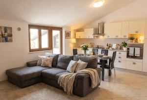 a living room with a couch and a kitchen at Pizzo Sabbia di Marinella in Pizzo